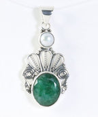 Opengewerkte zilveren hanger met smaragd en parel afbeelding 1