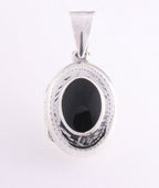 Fijn bewerkt zilveren medaillon met onyx afbeelding 1