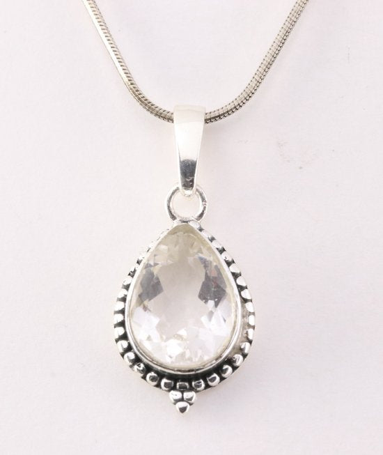 Fijne bewerkte zilveren hanger met bergkristal aan ketting afbeelding 1