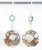 Ronde zilveren oorbellen met wild horse magnesiet en blauwe topaas afbeelding 1