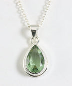 Druppelvormige zilveren hanger met groene amethist aan ketting afbeelding 1