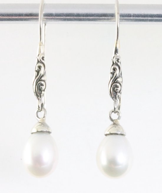 Traditionele fijn bewerkte zilveren oorbellen met witte zoetwater parel afbeelding 1