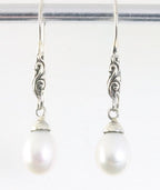 Traditionele fijn bewerkte zilveren oorbellen met witte zoetwater parel afbeelding 1