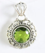 Ronde opengewerkte zilveren hanger met peridoot afbeelding 1