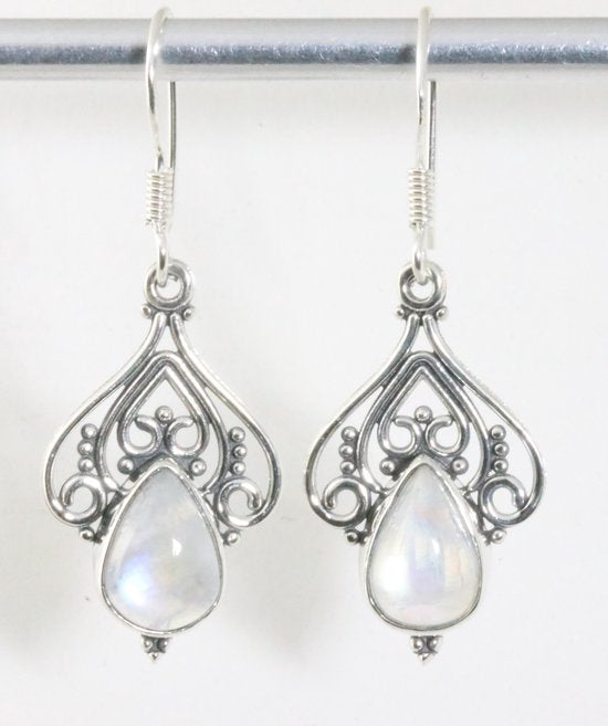 Opengewerkte zilveren oorbellen met regenboog maansteen afbeelding 1