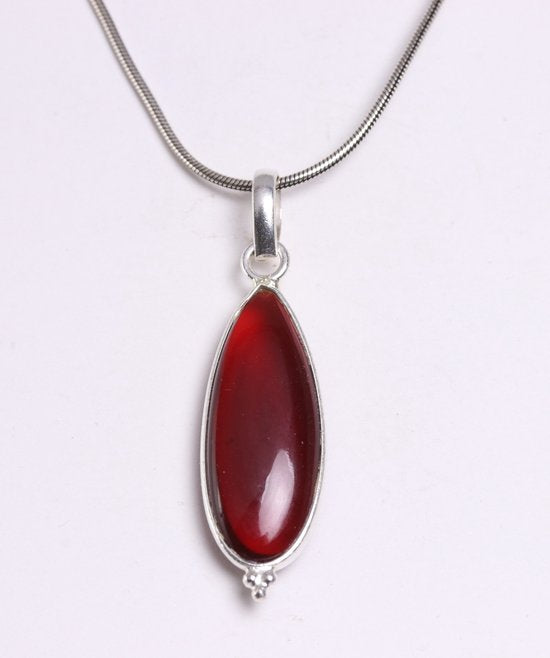 Lange druppelvormige zilveren hanger met granaat aan ketting afbeelding 1