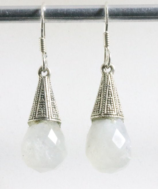 Bewerkte zilveren oorbellen met regenboog maansteen afbeelding 1