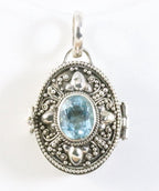 Traditioneel bewerkt zilveren medaillon met blauwe topaas afbeelding 1