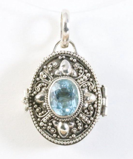 Traditioneel bewerkt zilveren medaillon met blauwe topaas afbeelding 1