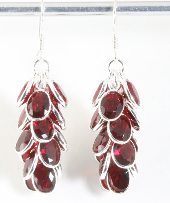 Trosvormige zilveren oorbellen met granaat afbeelding 1