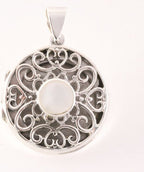 Rond opengewerkt zilveren medaillon met parelmoer afbeelding 6