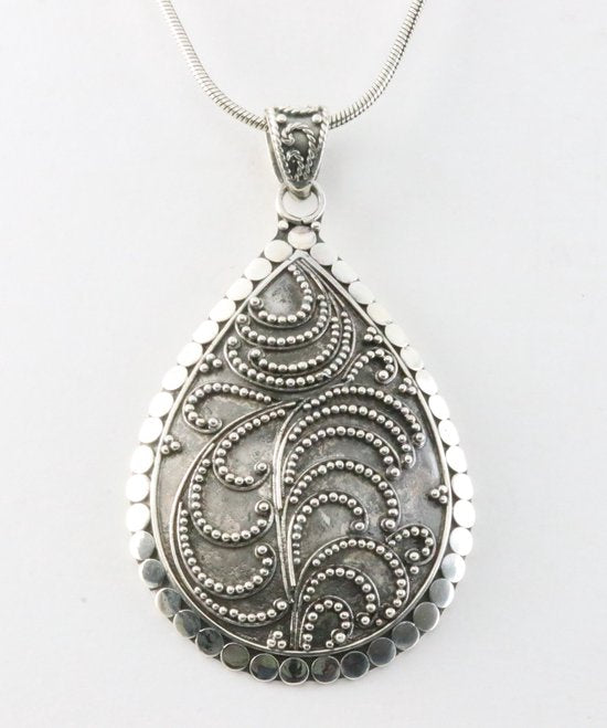 Grote druppelvormige zilveren hanger met filigrein bewerking aan ketting afbeelding 1