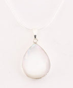 Druppelvormige zilveren hanger met parelmoer aan ketting afbeelding 1