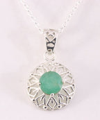 Fijne ronde opengewerkte zilveren hanger met smaragd aan ketting afbeelding 1