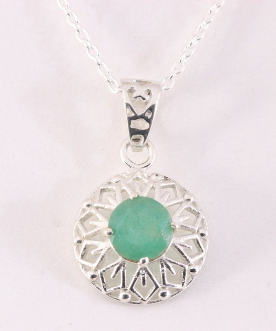 Fijne ronde opengewerkte zilveren hanger met smaragd aan ketting afbeelding 1
