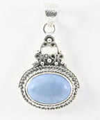 Bewerkte zilveren hanger met blauwe opaal afbeelding 1