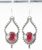 Bewerkte zilveren oorbellen met robijn afbeelding 1