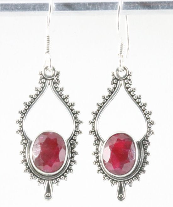 Bewerkte zilveren oorbellen met robijn afbeelding 1