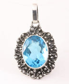 Bewerkte zilveren hanger met blauwe topaas afbeelding 1