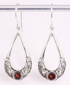 Opengewerkte zilveren oorbellen met granaat afbeelding 1