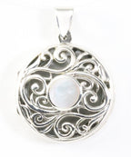 Rond opengewerkt zilveren medaillon met parelmoer afbeelding 1