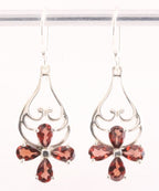 Opengewerkte zilveren oorbellen met granaat afbeelding 1