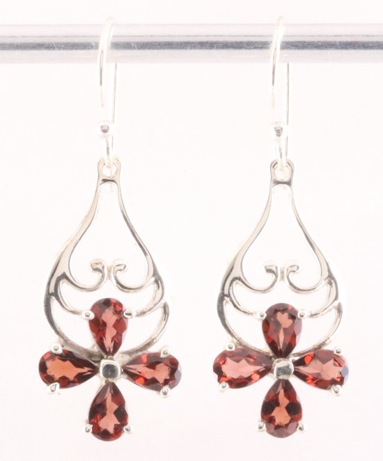 Opengewerkte zilveren oorbellen met granaat afbeelding 1