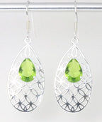 Opengewerkte zilveren oorbellen met peridoot afbeelding 1