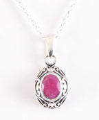 Fijne bewerkte zilveren hanger met robijn aan ketting afbeelding 1