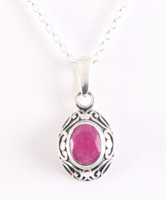 Fijne bewerkte zilveren hanger met robijn aan ketting afbeelding 1