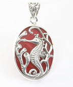 Ovale zilveren hanger met zeepaardje op rode koraal steen afbeelding 1