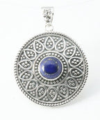 Ronde bewerkte zilveren hanger met lapis lazuli afbeelding 1