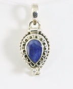 Traditioneel bewerkt zilveren medaillon met blauwe saffier afbeelding 1