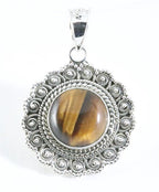 Ronde bewerkte zilveren hanger met tijgeroog afbeelding 1