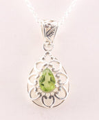 Opengewerkte druppelvormige zilveren hanger met peridoot aan ketting afbeelding 1