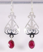 Lange opengewerkte zilveren oorbellen met robijn afbeelding 1