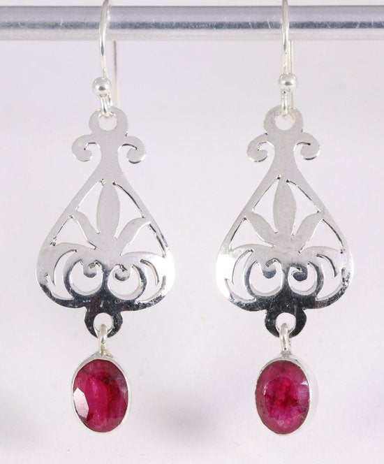 Lange opengewerkte zilveren oorbellen met robijn afbeelding 1