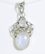 Opengewerkte zilveren hanger met regenboog maansteen afbeelding 1