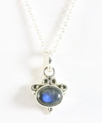 Fijne bewerkte zilveren hanger met labradoriet aan ketting afbeelding 1