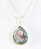 Druppelvormige zilveren hanger met abalone schelp aan ketting afbeelding 1