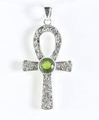 Bewerkte zilveren ankh hanger met peridoot afbeelding 1