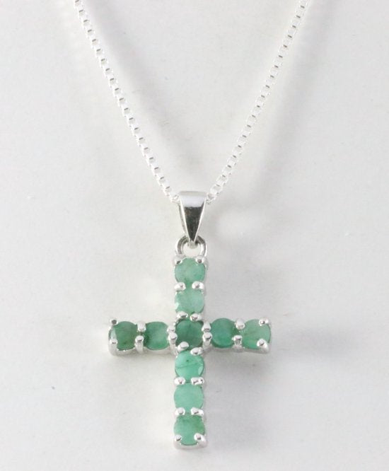 Fijne zilveren kruishanger met smaragd aan ketting afbeelding 1