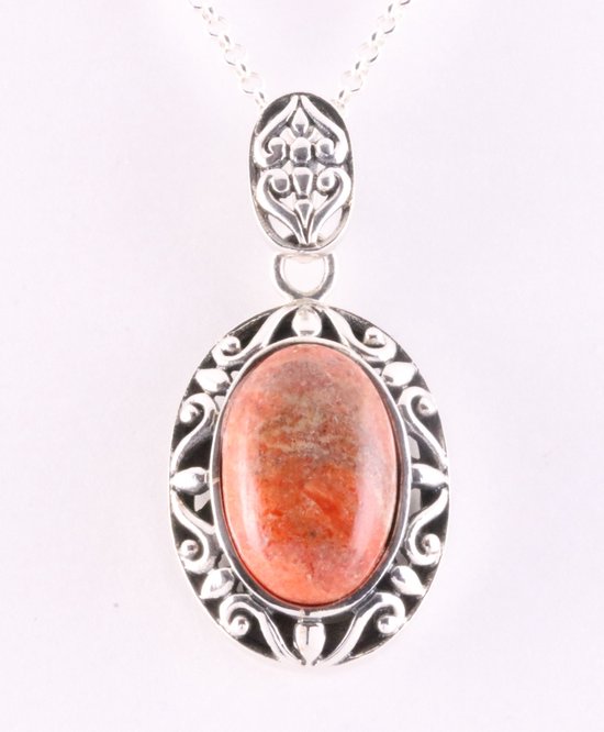 Opengewerkte zilveren hanger met rode koraal steen aan jasseron ketting afbeelding 1
