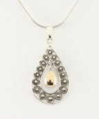 Fijne opengewerkte zilveren hanger met 18k gouden decoratie aan ketting afbeelding 1