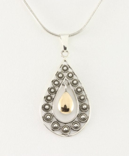 Fijne opengewerkte zilveren hanger met 18k gouden decoratie aan ketting afbeelding 1