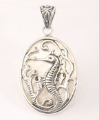Ovale zilveren hanger met zeepaardje op parelmoer afbeelding 1