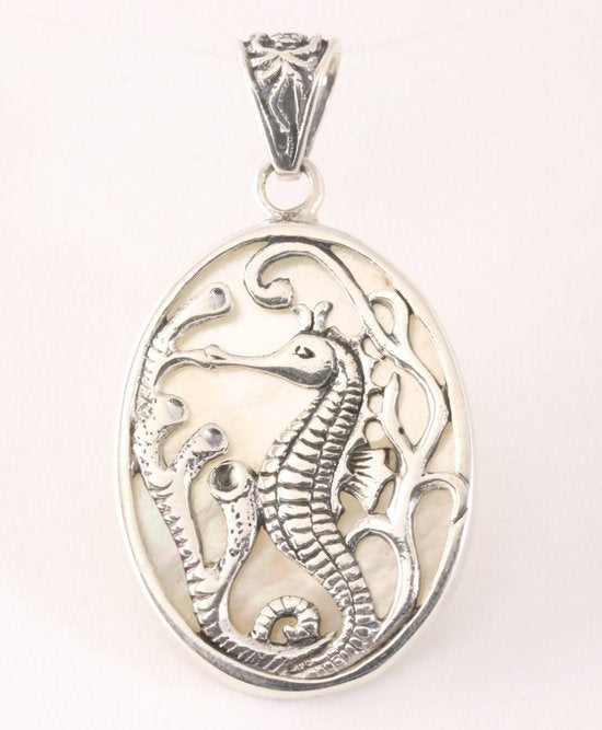 Ovale zilveren hanger met zeepaardje op parelmoer afbeelding 1