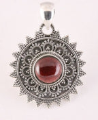 Ronde bewerkte zilveren hanger met granaat afbeelding 1