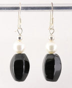 Zilveren oorbellen met onyx en zoetwater parel afbeelding 1