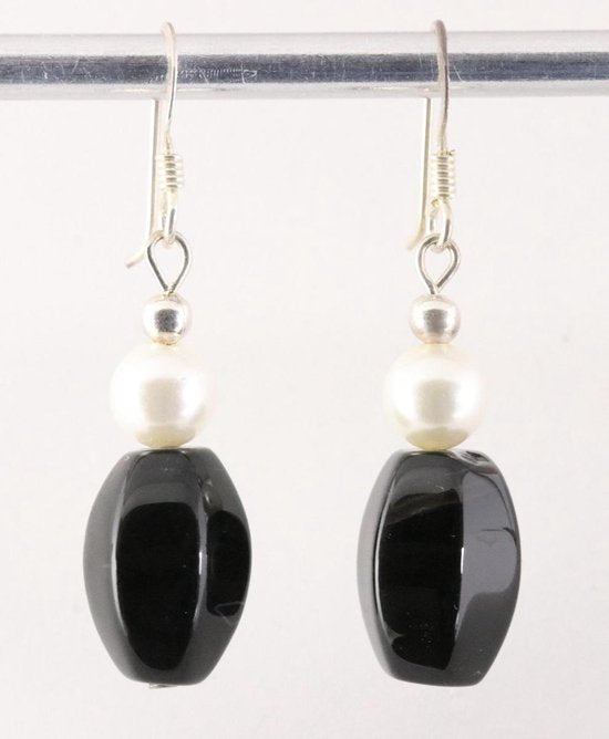 Zilveren oorbellen met onyx en zoetwater parel afbeelding 1